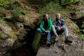 Foto: Ministerpräsident Michael Kretschmer nimmt gemeinsam mit Forstminister Georg Ludwig von Breitenbuch am Abschluss der Sanierung des „Grünen Grabens“ im Schwarzwassertal teil. Der rund acht Kilometer lange „Grüne Graben“ wurde im 17. Jahrhundert angelegt und wird seit 2021 saniert. Nach einer geführten Fachwanderung erfolgte der symbolische Banddurchschnitt zur Einweihung. 
(v.l.n.r.: Ministerpräsident Michael Kretschmer; André Heinrich, Oberbürgermeister der Großen Kreisstadt Marienberg)