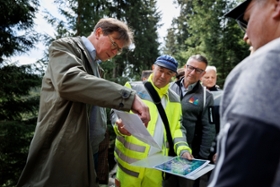 Foto: Ministerpräsident Michael Kretschmer nimmt gemeinsam mit Forstminister Georg Ludwig von Breitenbuch am Abschluss der Sanierung des „Grünen Grabens“ im Schwarzwassertal teil. Der rund acht Kilometer lange „Grüne Graben“ wurde im 17. Jahrhundert angelegt und wird seit 2021 saniert. Nach einer geführten Fachwanderung erfolgte der symbolische Banddurchschnitt zur Einweihung.