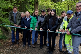 Foto: Ministerpräsident Michael Kretschmer nimmt gemeinsam mit Forstminister Georg Ludwig von Breitenbuch am Abschluss der Sanierung des „Grünen Grabens“ im Schwarzwassertal teil. Der rund acht Kilometer lange „Grüne Graben“ wurde im 17. Jahrhundert angelegt und wird seit 2021 saniert. Nach einer geführten Fachwanderung erfolgte der symbolische Banddurchschnitt zur Einweihung.