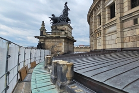 Foto: Blick auf elbseitige Balustrade mit zurückgebauten Balustern und Quadriga im Hintergrund