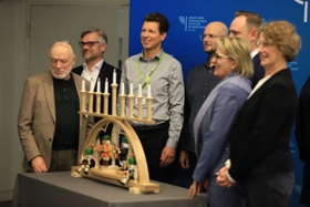 Foto: V.l.n.r.: Küf Kaufmann, Vorsitzender der Israelit. Religionsgemeinde Leipzig, Prof. Dr. Manuel Frey, Stiftungsdirektor der Kulturstiftung Sachsen, Ringo Müller, Erbauer der erzgebirgischen Chanukkia, Markus Weber, Gestalter der erzgebirgischen Chanukkia, Alexander Dierks, Präsident des Sächsischen Landtages, Barbara Klepsch, Staatministerin für Kultur und Tourismus, Sabine Wolfram, Direktorin des smac. vor dem erzgebirgischen Chanukka-Leuchter.