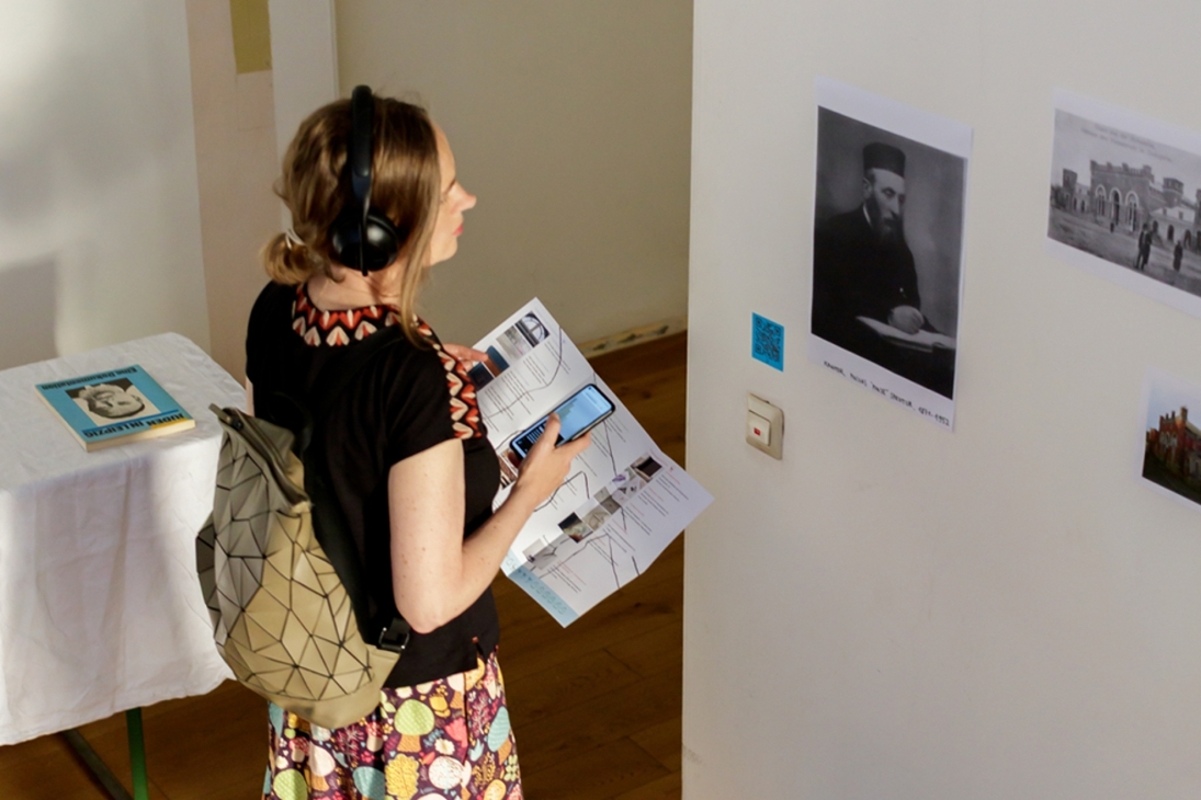 Bild 3: Audiowalk „Wenn Wände sprechen“ im ehemaligen Bethaus des Rabbiners Israel Friedmann in Leipzig während der Jüdischen Woche Leipzig. Der Rundgang wurde kreiert von den Künstlern Anne Zacho Søgaard, Hermann Heisig und Camilla Fehér und startet am Sonntag wieder.
