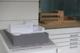 Foto: Die Schocken-Villa in Jerusalem ist nach den Plänen von Erich Mendelsohn erbaut. Vorne das Tastmodell, in der Vitrine dahinter das Architekturmodell im Maßstab 1:50.