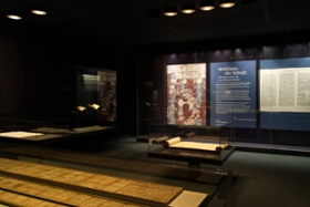 Foto: Der Maya-Codex im Dialog mit Torah und hebräischen Handschriften in der Schatzkammer der SLUB Dresden.