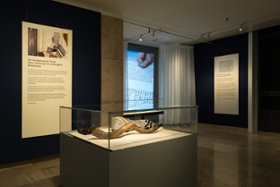 Foto: Blick ins Buchmuseum mit Aufnahmen vom Schreibprozess der Torah