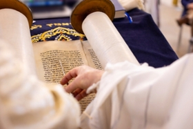 Foto: Beim Lesen der Torah