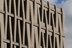 Foto: An Kett- und Schussfäden eines Gewebes ist die wellenförmige Klinkerfassade des neuen Technikums der Westsächsischen Hochschule Zwickau (WHZ) angelehnt. Sie besteht aus rund 300.000 Ziegeln und greift die lange Geschichte der Textil- und Veredelungstechnik an der WHZ und in der Region auf.