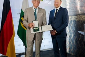Foto: **Technischer Hinweis: Das Bild ist im Hochformat und wird lediglich in der Vorschau abgeschnitten dargestellt. Bitte nutzen Sie die Downloadfunktion, um das Bild vollständig anzuzeigen.**

Ministerpräsident Kretschmer überreicht den Verdienstorden des Freistaates Sachsen an Hartmut Schnorr von Carolsfeld (Köln).