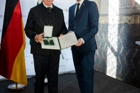 Foto: Ministerpräsident Kretschmer überreicht den Verdienstorden des Freistaates Sachsen an Prof. Dr. Klaus-Dieter Barbknecht (Jesewitz).