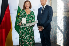 Foto: Ministerpräsident Kretschmer überreicht den Verdienstorden des Freistaates Sachsen an Gudrun Matschenz (Leipzig).