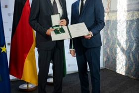 Foto: Ministerpräsident Kretschmer überreicht den Verdienstorden des Freistaates Sachsen an Horst Brückner (Waldhufen).