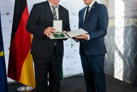 Foto: Ministerpräsident Kretschmer überreicht den Verdienstorden des Freistaates Sachsen an Jürgen Müller (Dresden)
.