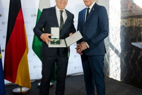 Foto: Ministerpräsident Kretschmer überreicht den Verdienstorden des Freistaates Sachsen an Joachim Karl Otto (Auerbach/Vogtl.).