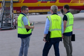Foto: Mitarbeiter der Luftaufsicht der Landesdirektion Sachsen beim Ramp Check