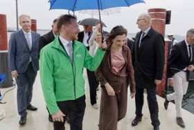 Foto: Sachsens Ministerpräsident Michael Kretschmer gemeinsam mit der Beauftragte der Bundesregierung für Ostdeutschland ist Elisabeth Kaiser beim Festakt zur Freigabe der Überleiter in der Restlochkette im Lausitzer Seenland