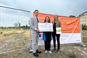Foto: LDS-Präsident Béla Bélafi, BUWOG-Geschäftsführerin Eva Weiß und Katja Wünschel, Chief Development Officer Vonovia, bei der Übergabe des Fördermittelschecks (v.l.)