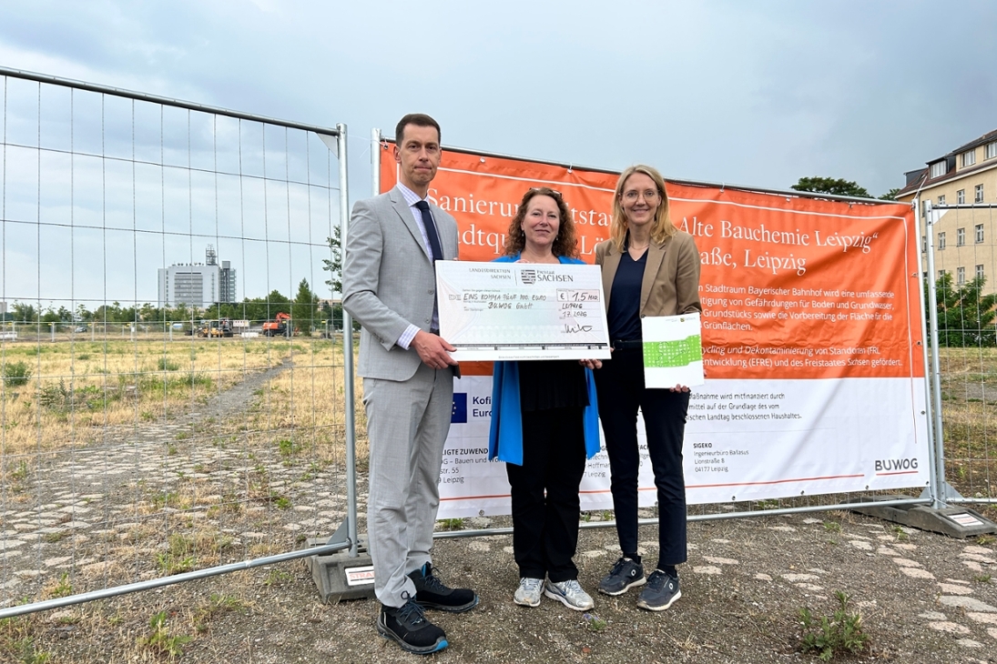 LDS-Präsident Béla Bélafi, BUWOG-Geschäftsführerin Eva Weiß und Katja Wünschel, Chief Development Officer Vonovia, bei der Übergabe des Fördermittelschecks (v.l.)