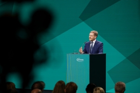 Foto: Ministerpräsident Michael Kretschmer, Bundesminister für Digitales und Staatsmodernisierung Karsten Wildberger sowie der Vorstandsvorsitzende der Infineon Technologies AG Jochen Hanebeck eröffnen die Infineon Smart Power Lab in Dresden.