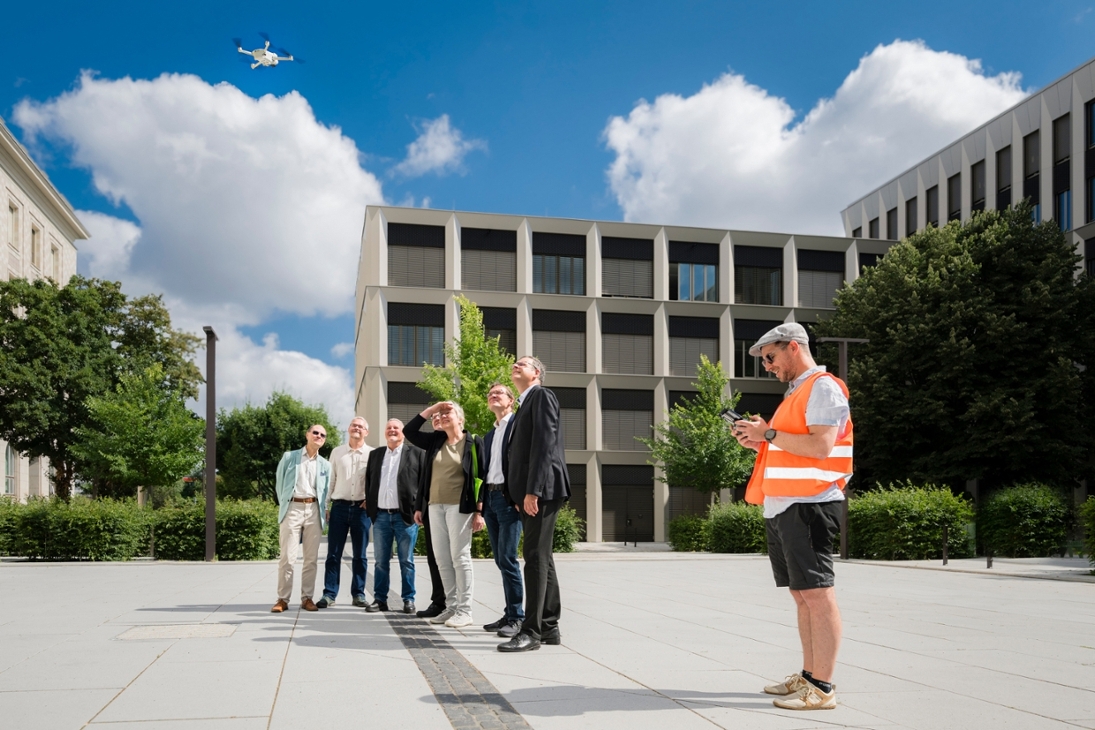 Vermessungsingenieur Fabian Ettelt von der HTW Dresden startet eine von der HTW Dresden entwickelte Drohne.
V.l.n.r.: Dr. Robert Reiß (LfA), Thomas Reuter (LfA), Markus Strothteicher (LfA), Prof. Stephan Kopf (HTW Dresden), Dr. Regina Smolnik (LfA) Prof. Danilo Schneider (HTW Dresden).