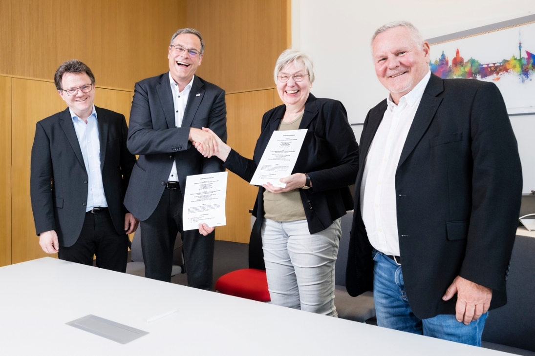 Vertragsunterzeichnung. V.l.n.r.: Prof. Dr. Stephan Kopf, Dekan der Fakultät Geoinformation HTW Dresden, Prof. Ingo Gestring, Rektor der HTW Dresden, Dr. Regina Smolnik, Landesarchäologin des Freistaates Sachsen, Markus Strothteicher, Kaufmännischer Direktor LfA Sachsen.
