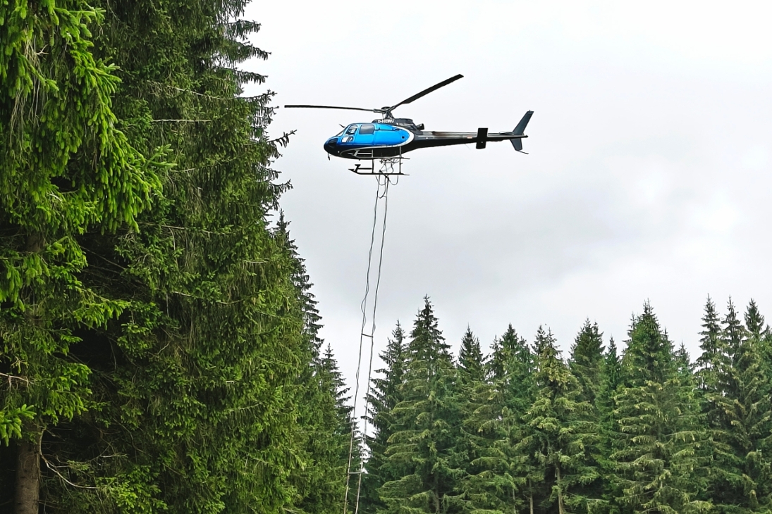 Hubschrauber bei der Kalkaufnahme