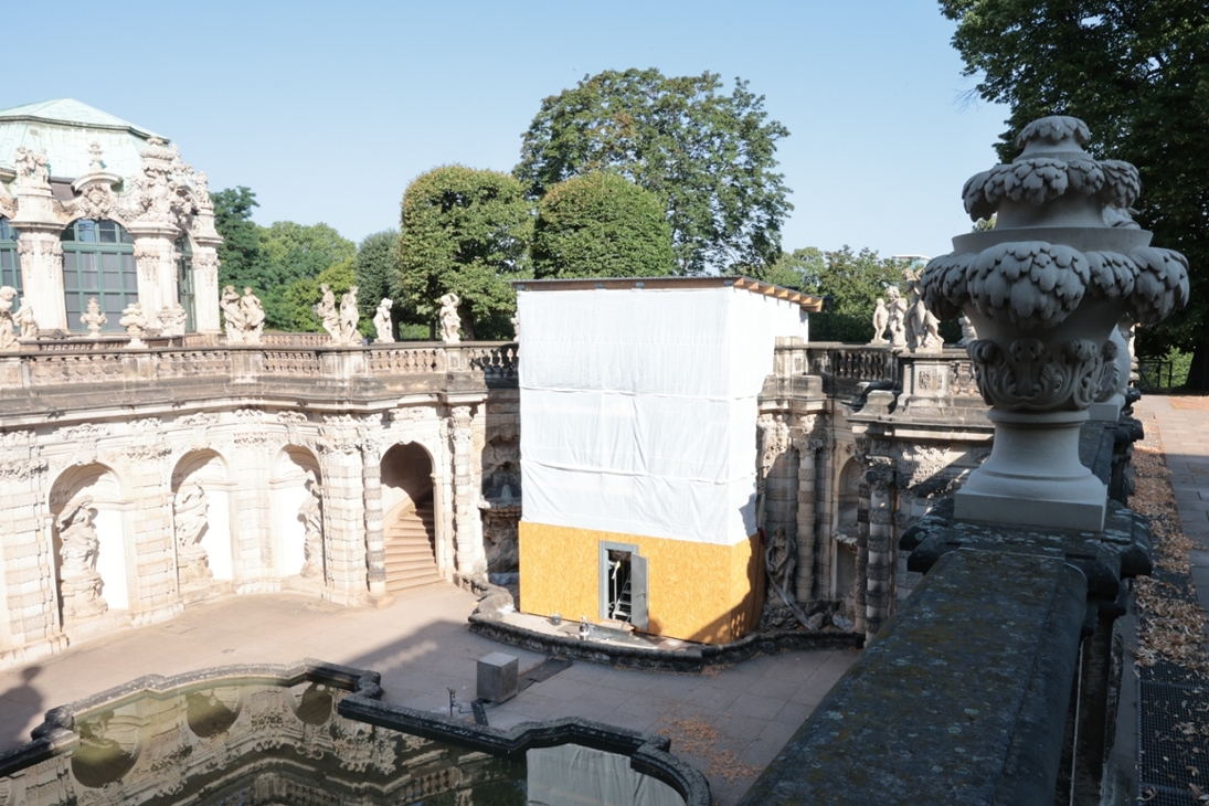 Eingehauste Brunnenkaskade im Nymphenbad im Dresdner Zwinger