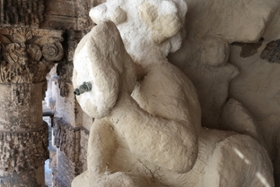 Foto: Skulptur mit Kompressen aus Zellstoff-Ton-Gemisch