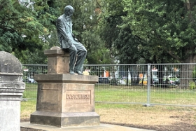 Foto: Dostojewski-Denkmal neben der Russisch-Orthodoxen-Kirche in Dresden