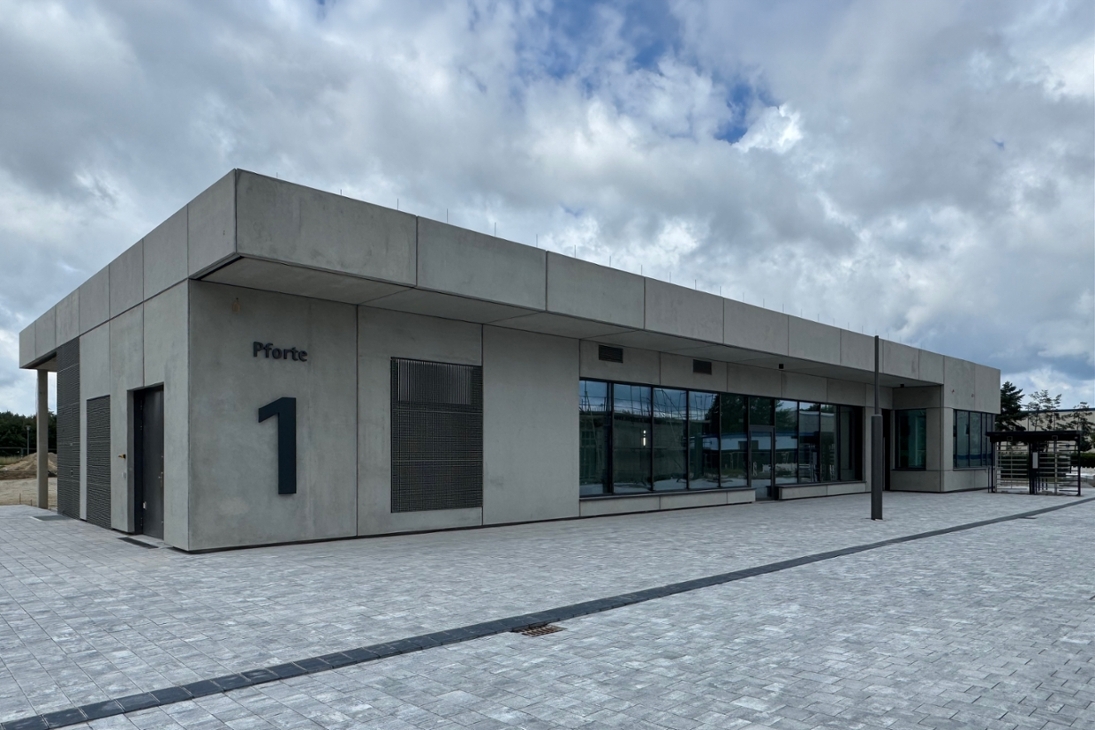 Neben der Wache und der Einlasskontrolle befinden sich dort zentrale technische Anlagen für den gesamten Hochschulstandort, ein kleines Tagungszentrum sowie Räume für den Hausmeisterdienst.