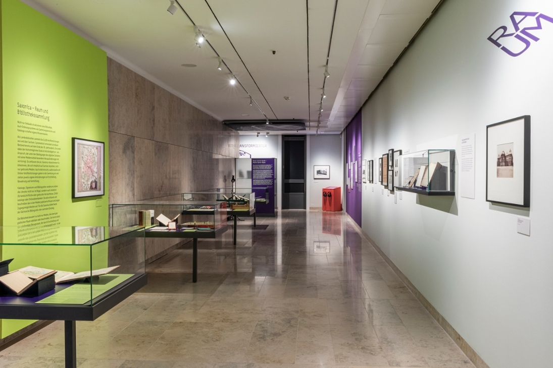 Blick in die Ausstellung mit Exponaten zur Ortsgeschichte der Landesbibliothek (rechts) und der Saxonica-Sammlung (links)