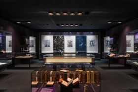 Foto: Blick in die Schatzkammer mit Sammlungshighlights, dem Maya-Codex und der künstlerischen Installation von Caroline Tabet