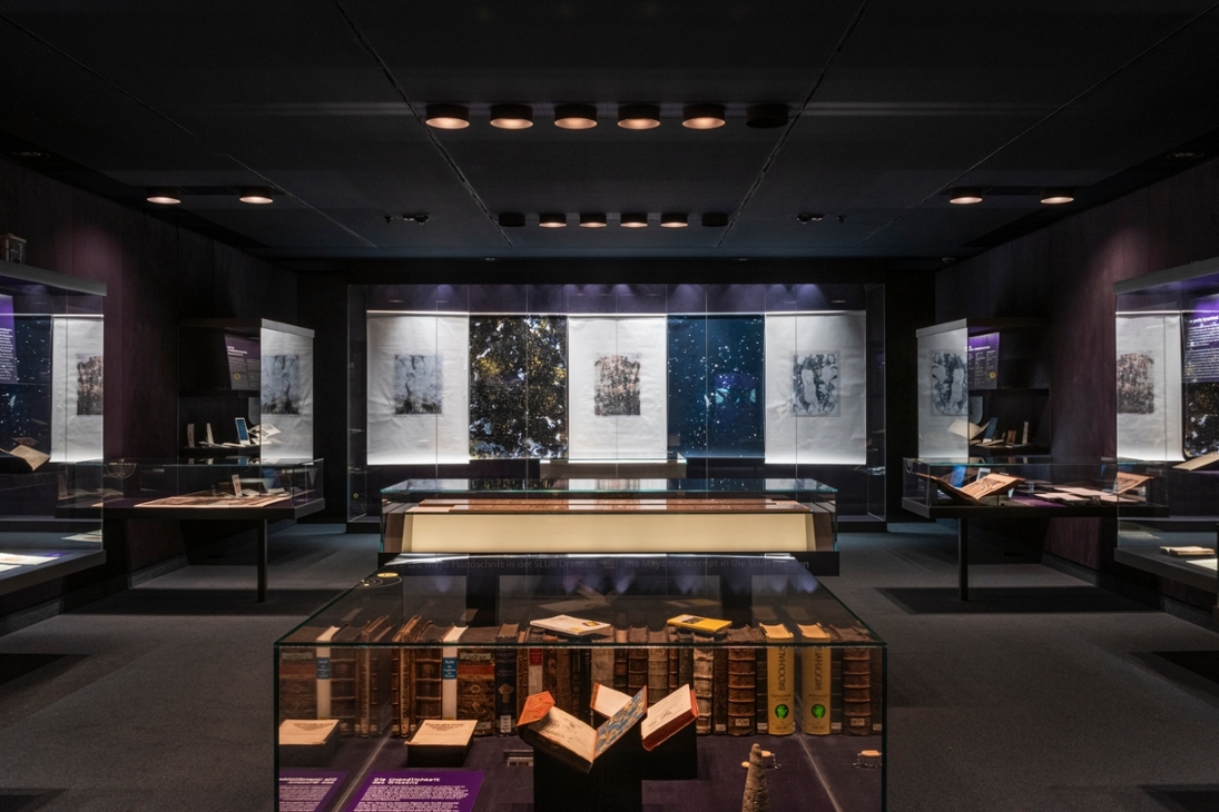 Blick in die Schatzkammer mit Sammlungshighlights, dem Maya-Codex und der künstlerischen Installation von Caroline Tabet