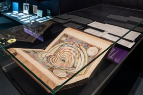Foto: Andreas Cellarius
Harmonia Macrocosmica Seu Atlas Universalis Et Novus, Tafel 3: ›Szenographie der die Erde umgebenden Planetenbahnen‹
Amsterdam 1661
SLUB Dresden, Signatur Astron.54