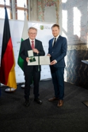 Foto: Ministerpräsident Kretschmer überreicht den Verdienstorden des Freistaates Sachsen an Prof. Dr. Hans Wiesmeth (Dresden).