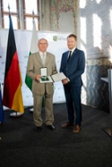 Foto: Ministerpräsident Kretschmer überreicht den Verdienstorden des Freistaates Sachsen an Gerald Riedel (Leipzig).