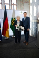 Foto: Ministerpräsident Kretschmer überreicht den Verdienstorden des Freistaates Sachsen an Christa Anger (Pirna).