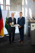 Foto: Ministerpräsident Kretschmer überreicht den Verdienstorden des Freistaates Sachsen an Prof. Dr. Hans-Egbert Schröder (Dresden).