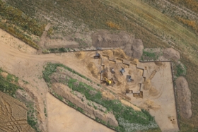 Foto: Um auch die vertikale Stratigrafie der Gräben und Gruben zu dokumentieren werden quadratische Untersuchungsgruben im Befund ausgehoben.