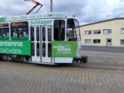 Foto: In Plauen gibt es jetzt Straßenbahnen, die auf das Ereignis im kommenden Jahr hinweisen.
