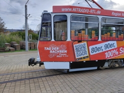 Foto: In Plauen weist jetzt auch eine Straßenbahn auf das Großereignis im kommenden Jahr hin.