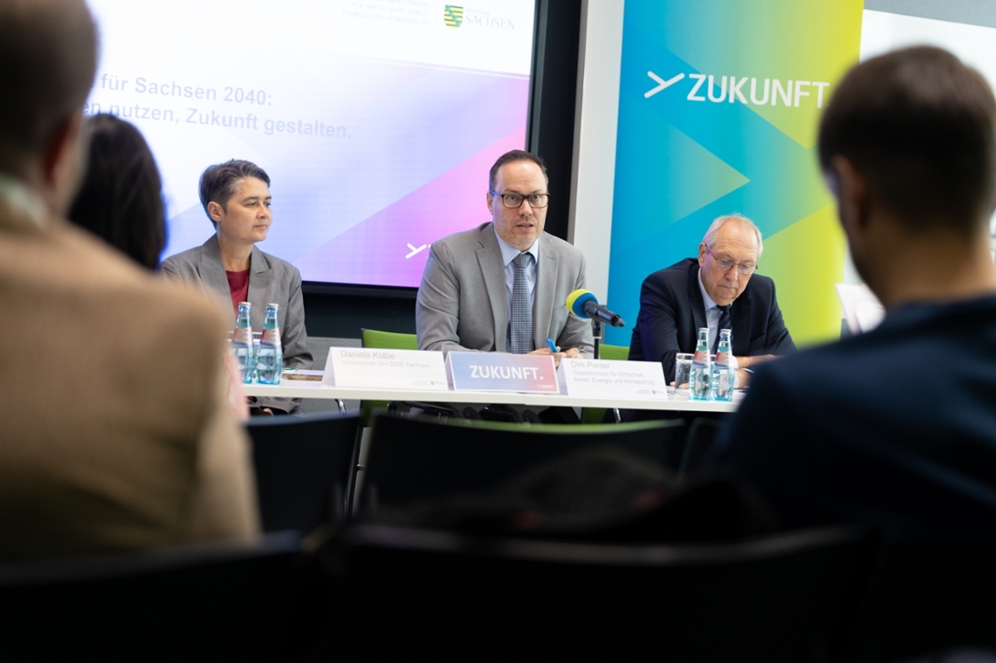 Der Sächsische Staatsminister für Wirtschaft, Arbeit, Energie und Klimaschutz, Dirk Panter, die Vorsitzende des Deutschen Gewerkschaftsbundes Sachsen, Daniela Kolbe, und der Präsident der Vereinigung der Sächsischen Wirtschaft, Dr. Jörg Brückner, haben heute im Rahmen eines Pressegespräches über die Ergebnisse des »Spitzengesprächs zur Lage der sächsischen Wirtschaft" informiert.
