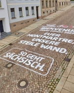 Foto: Grafitti-Gruß von »So geht sächsisch.« an Steiler Wand von Meerane