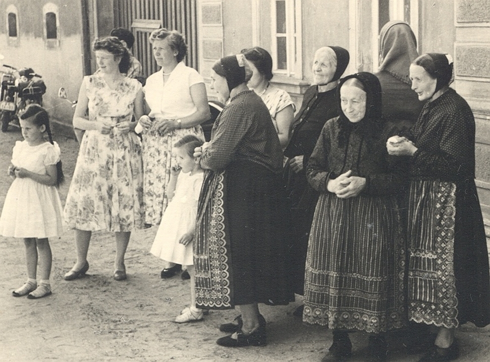 LDP: Aufnahme mit Frauen in der Hoyerswerdaer Tracht aus Spohla als Zuschauerinnen beim Stoppelreiten, 1960 © Sorbisches Institut Bautzen / Blasius Nawka