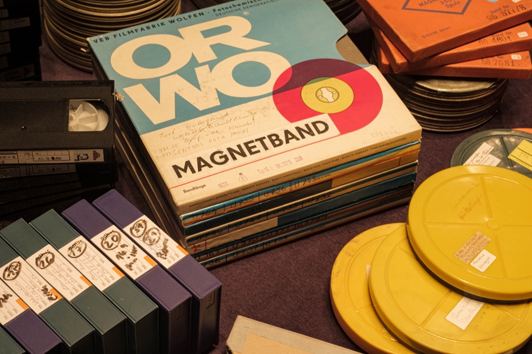 Analoge audiovisuelle Medien sind besonders gefährdet, da Magnetbänder wie zum Beispiel VHS und Tonbänder nur wenige Jahrzehnte halten. Die digitale Sicherung des Materials ist daher besonders dringend.