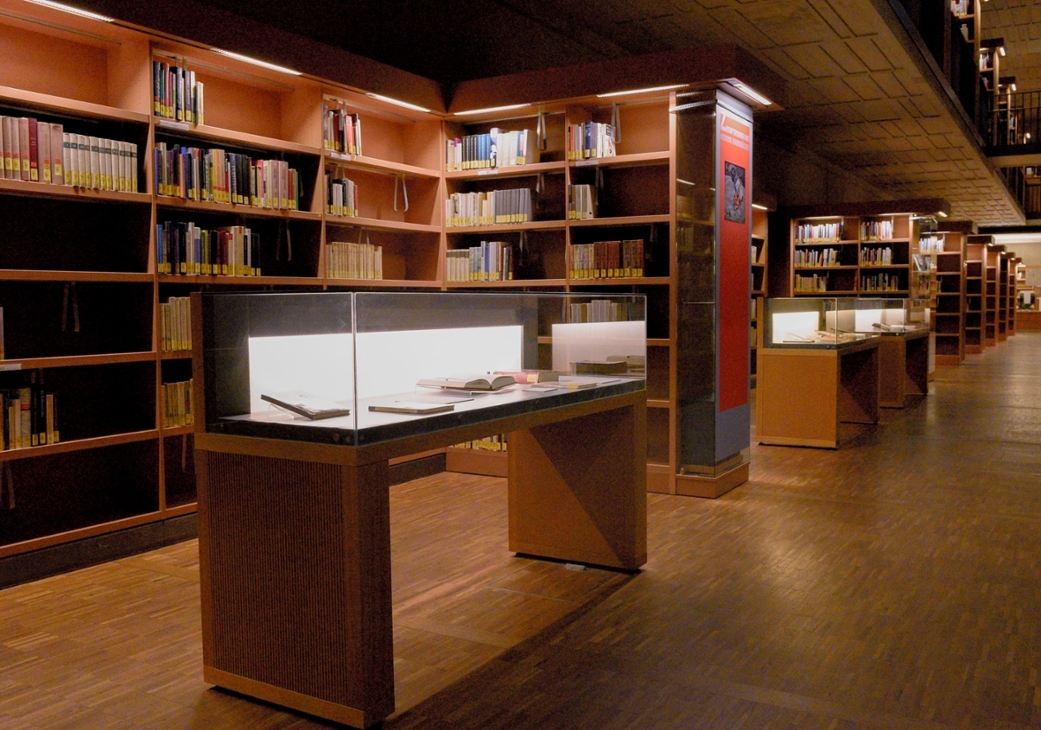 Die Ausstellung „Von Hans Huckebein bis Conni. Kinder- und Jugendliteratur im Wandel der Zeiten“ ist bis Ende März 2027 in der Galerie am Lesesaal im 2. UG der SLUB Zentralbibliothek zu sehen.