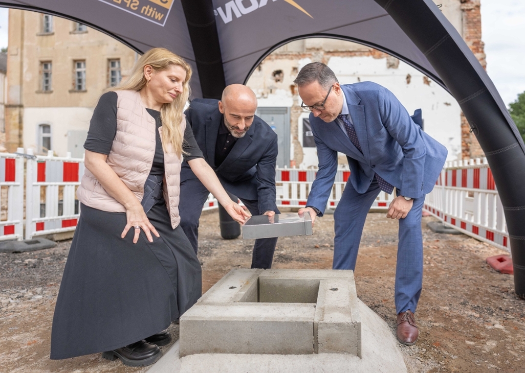 Staatsminister Dirk Panter (rechts) und Geschäftsführer Serdar Kaya (Mitte).