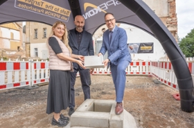 Foto: Staatsminister Dirk Panter (rechts) und Geschäftsführer Serdar Kaya (Mitte).