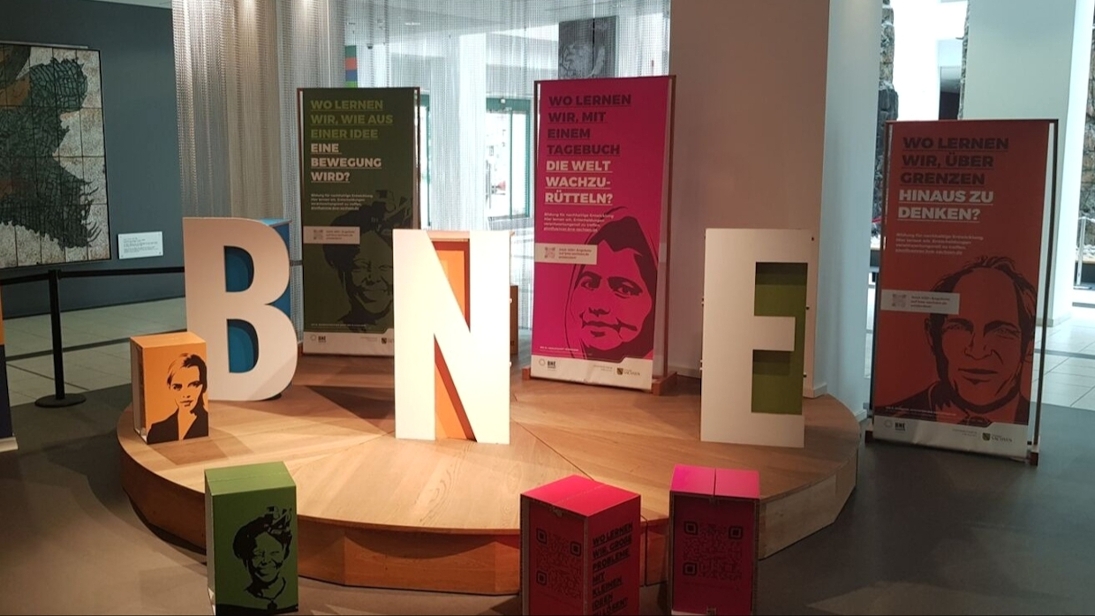 Die Buchstaben BNE, die für Bildung für nachhaltige Entwicklung stehen, zu sehen auf einem Podium