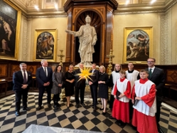 Foto: Ministerpräsident Kretschmer übergibt stellvertretend für den Vatikan einen Herrnhuter Stern an einen Vertreter der Dombauhütte. Der Stern wird ab dem 8. Dezember die Adventskrippe des Heiligen Stuhls auf dem Petersplatz schmücken.