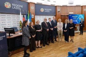 Foto: Unterzeichnung des Memorandum of Understanding zwischen der Region Latium und dem Freistaat Sachsen durch Ministerpräsident Kretschmer und den Präsidenten der Region Latium, Francesco Rocca. Beide Regionen arbeiten insbesondere in den Bereichen Wirtschaft, Denkmalpflege, Justiz, Kunst, Kultur und Tourismus eng zusammen. Die Regionalpartnerschaft besteht seit mittlerweile zehn Jahren.
